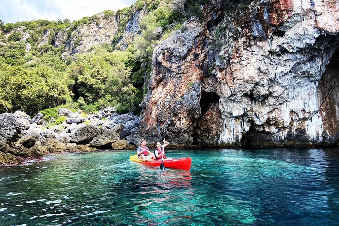 Kayak day in the coastline - The group setup and guide support