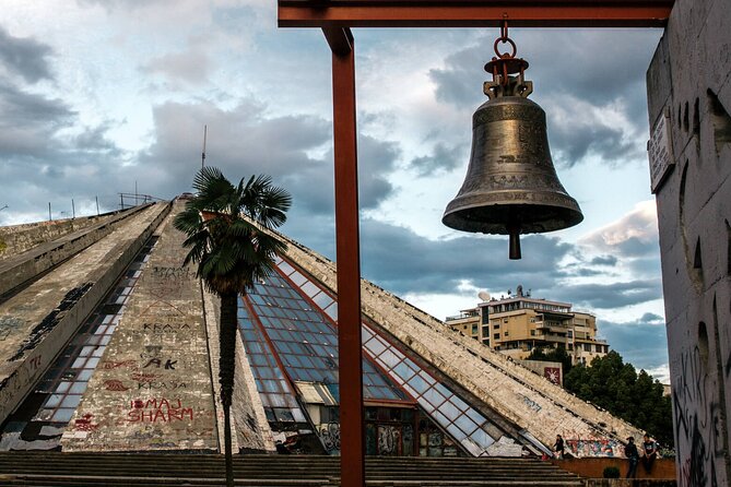 Tour a Piedi di Tirana - The Pyramid, Postbllok, and communist memory